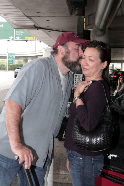 james_gandolfini_kisses_pissy_wife